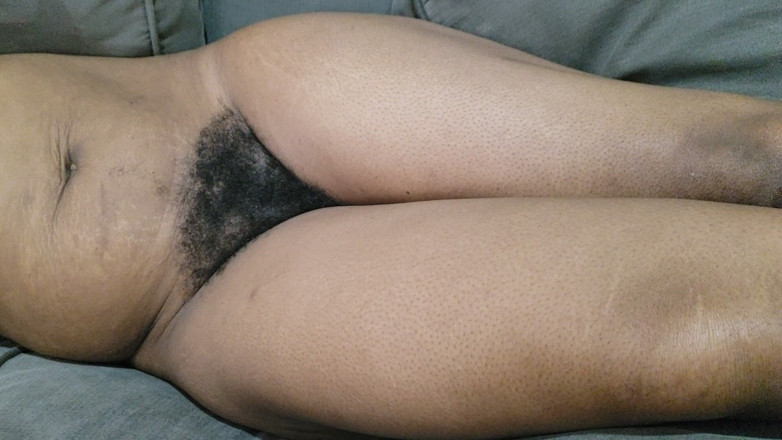 Lovemina: Wanita dengan rambut kemaluan yang aduhai ini lagi asik muasin...