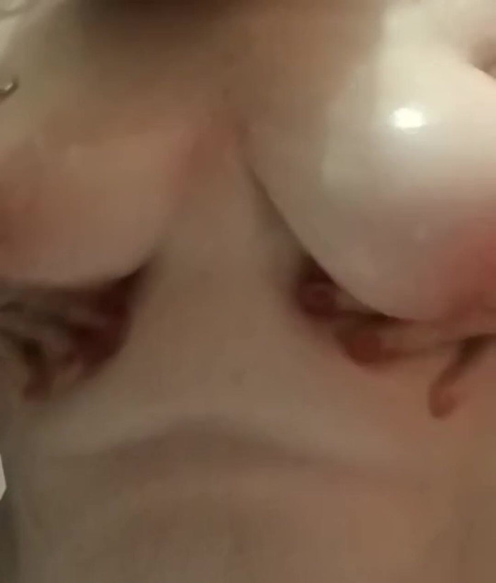 DevilbitchNat: Bawię Się Swoimi Cycuchami