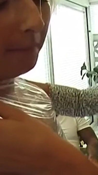 Plastem zabalená blonďatá děvka zahalená a neúprosně škádlena