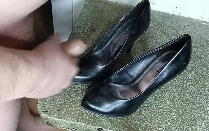AdultGameplays: Masturbation and Cum on High Heels