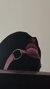 Svázaná, milfka se zavázanýma očima a ballgagged je ošukaná do pusy, kundičky a zadku