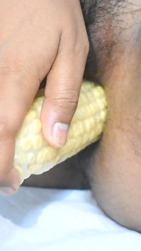 Un cône crémeux au fond de ma chatte - jeu intense d’insertion de nourriture