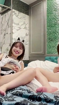 Harém depois de horas: duas meninas do café compartilham emoções tímidas em trio reverso