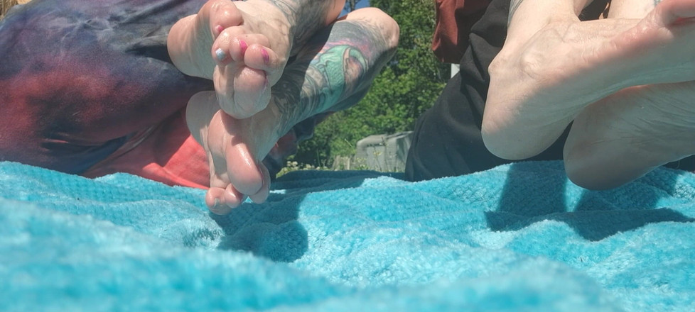 PandoraSG: I piedi gemelli giocano con l'olio