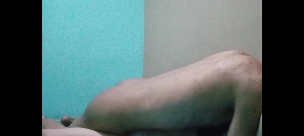 Famly sex: पड़ोसी की पत्नी अपनी छिद्रित पैंटीज के साथ