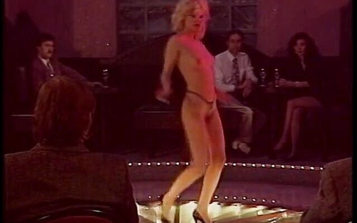Irresistible Strippers: Blonďatá striptérka se ohne a ukazuje vyholenou kundičku