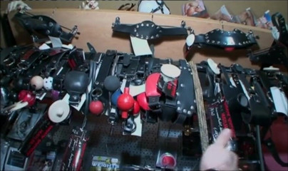 Absolute BDSM films - The original: Upokarzająca blondynka cycki ściska w klatce