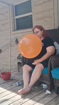 Pielęgniarka Vicki Z Wielką Pięknością Ma Prośbę O Wysadanie Ogromnego Balona