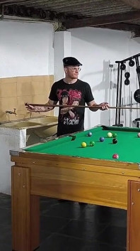 Mit den nackten, ungezogenen Mädchen spielen