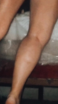 已婚女人无法承受她的欲望，从烧烤中逃跑去操天赋壮美的男人