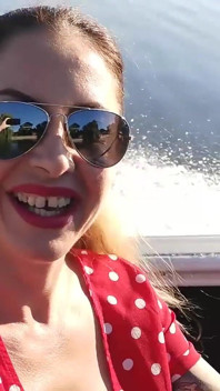 Mosto il mio corpo sexy durante un giro in barca con i miei amici