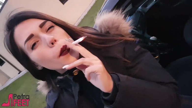 Smokin Fetish: Merokok di luar dengan Petra manis