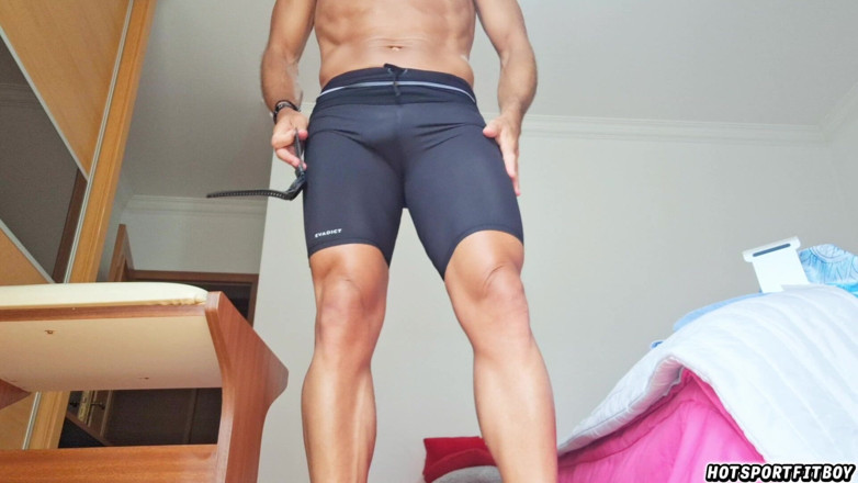 Hotsportfitboy: Velký penis stříkání 3krát + lízání vlastního spermatu ve sportovních šortkách