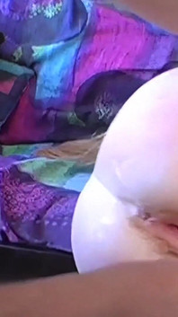 Orta yaşlı seksi kadın kızıl saçlı lactates götüne sokuyor