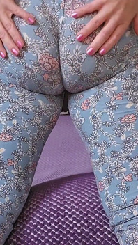 私の尻を崇拝し、私の秘部に中出しして