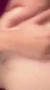그녀는 굉장한 보지를 가지고 있다