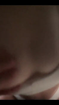 Kamarádův lahodný zadek vám pomůže relaxovat v autě v deštivý den