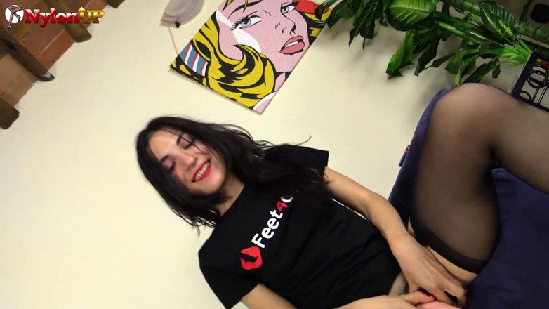 FootFetish Girls With Sex Toys and Nylons: Sólo brunetka v punčochách masturbuje s robertkem