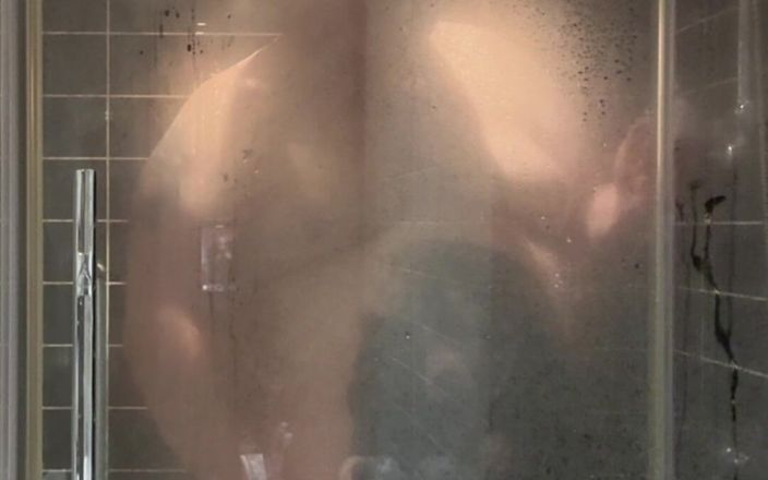 BigBearFrankfurt: 淋浴时自慰