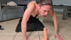 Slut-deep-throat mengongkek dirinya dengan dildo.