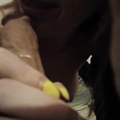 Domino_Pussy: Pipe avec une fausse bite
