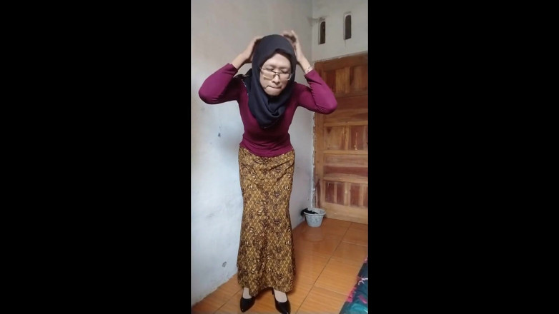 Mitha Zhe: Mitha Tgirl próbuje masturbować się sam