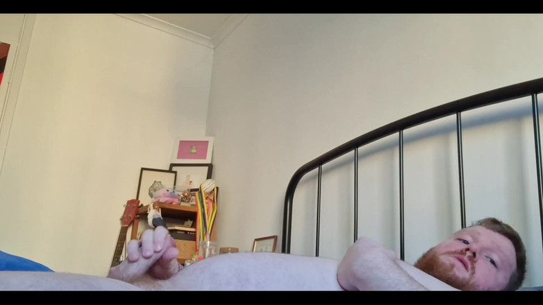 Touchstone: Una sesión de flex sudorosa y masturbación después del entrenamiento,...