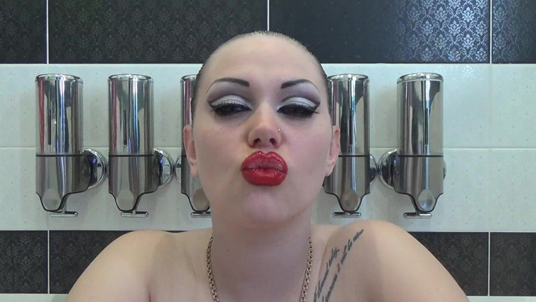 Goddess Misha Goldy: Cheirando os lábios, beijando, rosto de pato com enormes lábios...