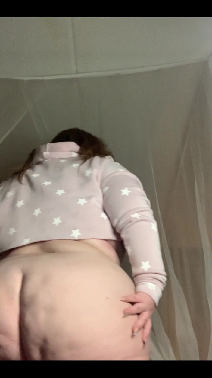 Miss Pink Plush: Tatăl vitreg Lil Angel scuturând fundul