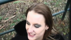 Rosen video productions: Exhibitionisten-milfs befriedigen einen mann, indem sie seinen schwanz im freien...