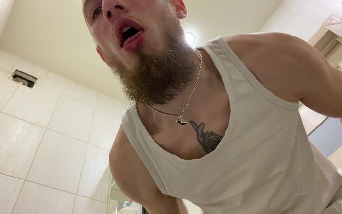 Hunky time: Alpha Aici