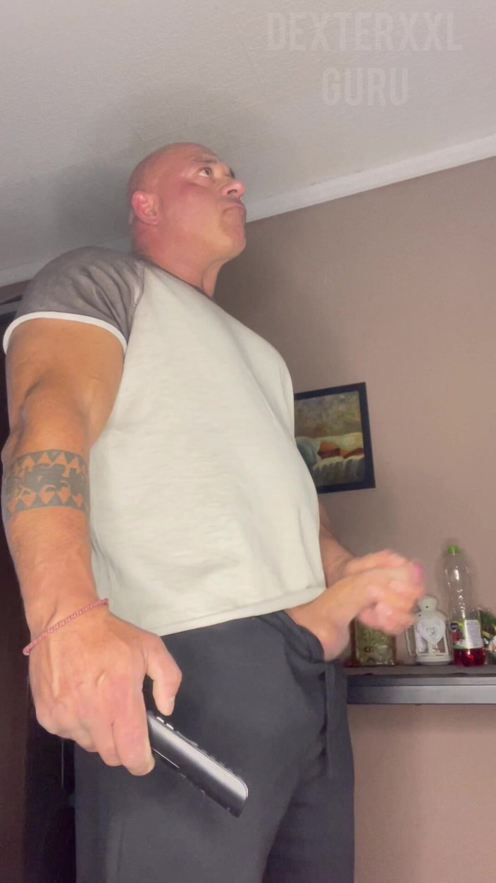 Mr. Guru: Sr. Guru em pé punheta antes de eu sair