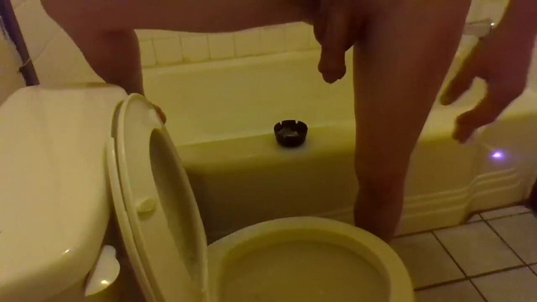 LilTaste: Mijando no banheiro enquanto está em pé na banheira