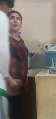 Pembantu rumah berkongkek dan menghisap apabila isteri saya terganggu