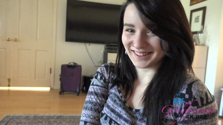 ATK Fans (Girlfriends): Sierra, jolie fille, est pleine de sourires, mais vous pouvez...