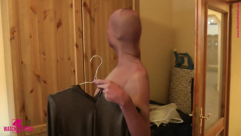 ZentaiDolls: Sarah thức dậy trong bộ đồ catsuit zentai khít khao và...