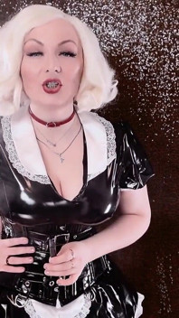 Rauchender fetisch: Solo-sexy video der heißen blonden brattigen MILF arya Grander Glamina nahaufnahme rote lippen
