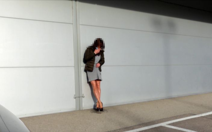 Loreley add: Crossdresser mea en pantimedias al aire libre