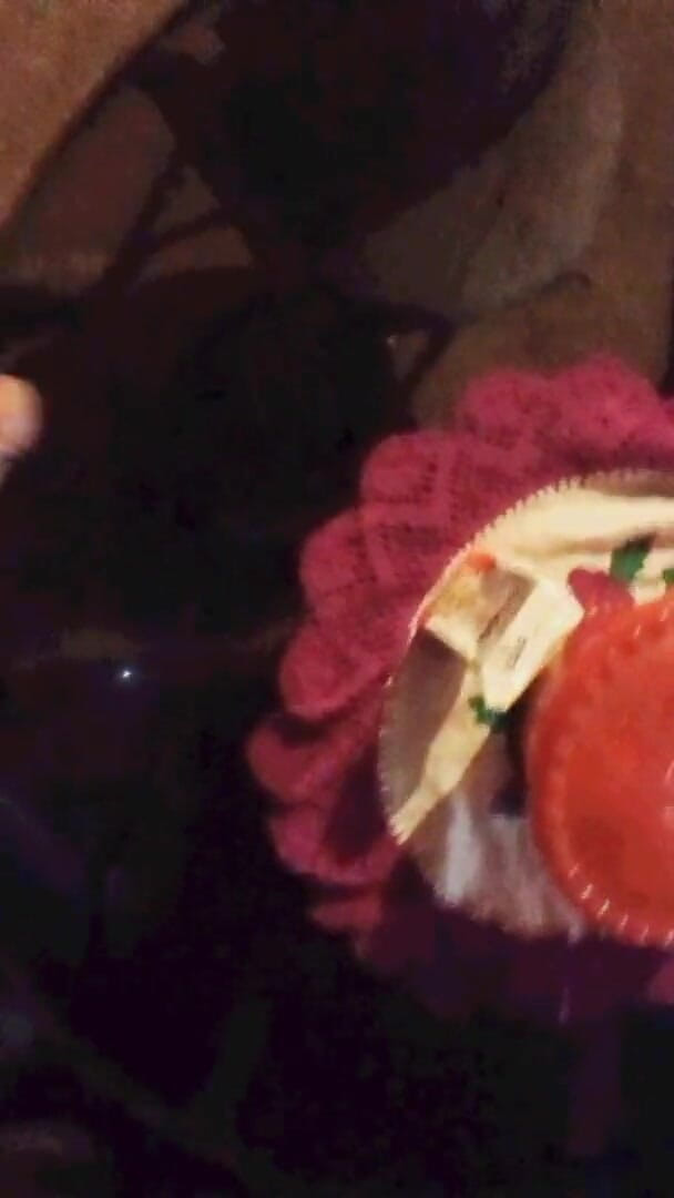 WolfGV: Tôi vắt kèn con cu của mình trong khi đi dạo...