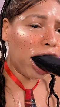 Ahegao Můj obličej rozkoše je tak, že mé nahé tělo je mokré a ústa mi sliní