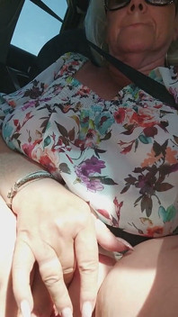 Zralá blondýna prsty pulzující kundičku ve veřejné jízdě v autě