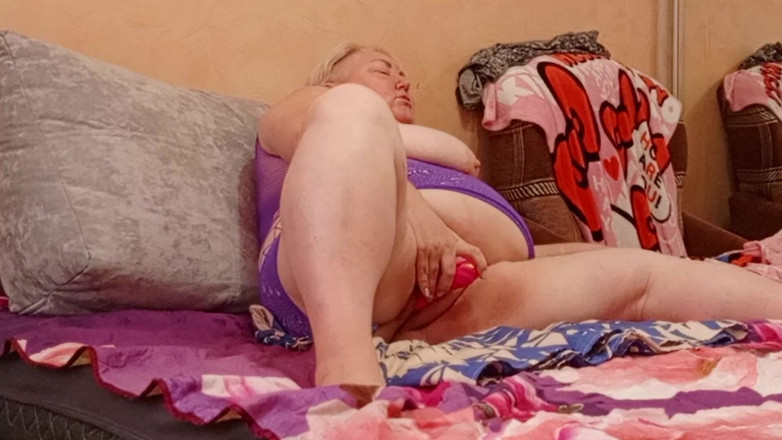 Zona901: Une belle-mère se masturbe la chatte à tout moment libre