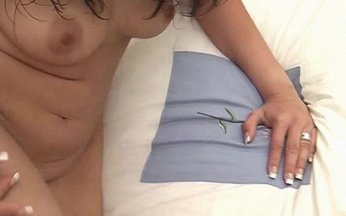 RETROXXX: POV 십대 섹스! 그녀는 너무 젖고 쪼이서 거의 다룰 수 없었어!