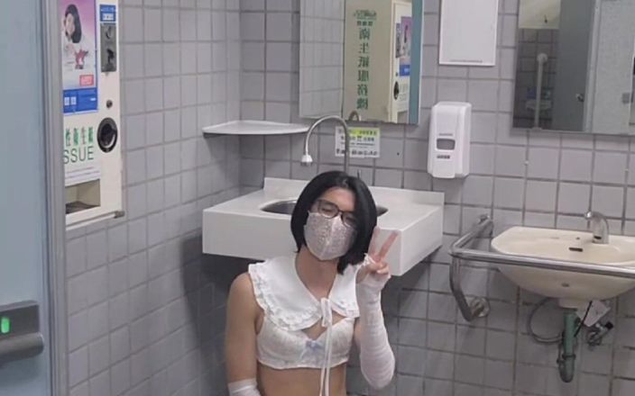 NotAFuta: Exhibitionist draagt schattige lingerie op de universiteit en komt klaar