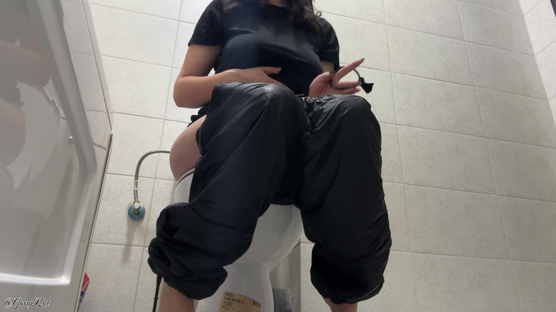 GassyKat: Szalona toaleta pierdzi w czerni! Sutek pops