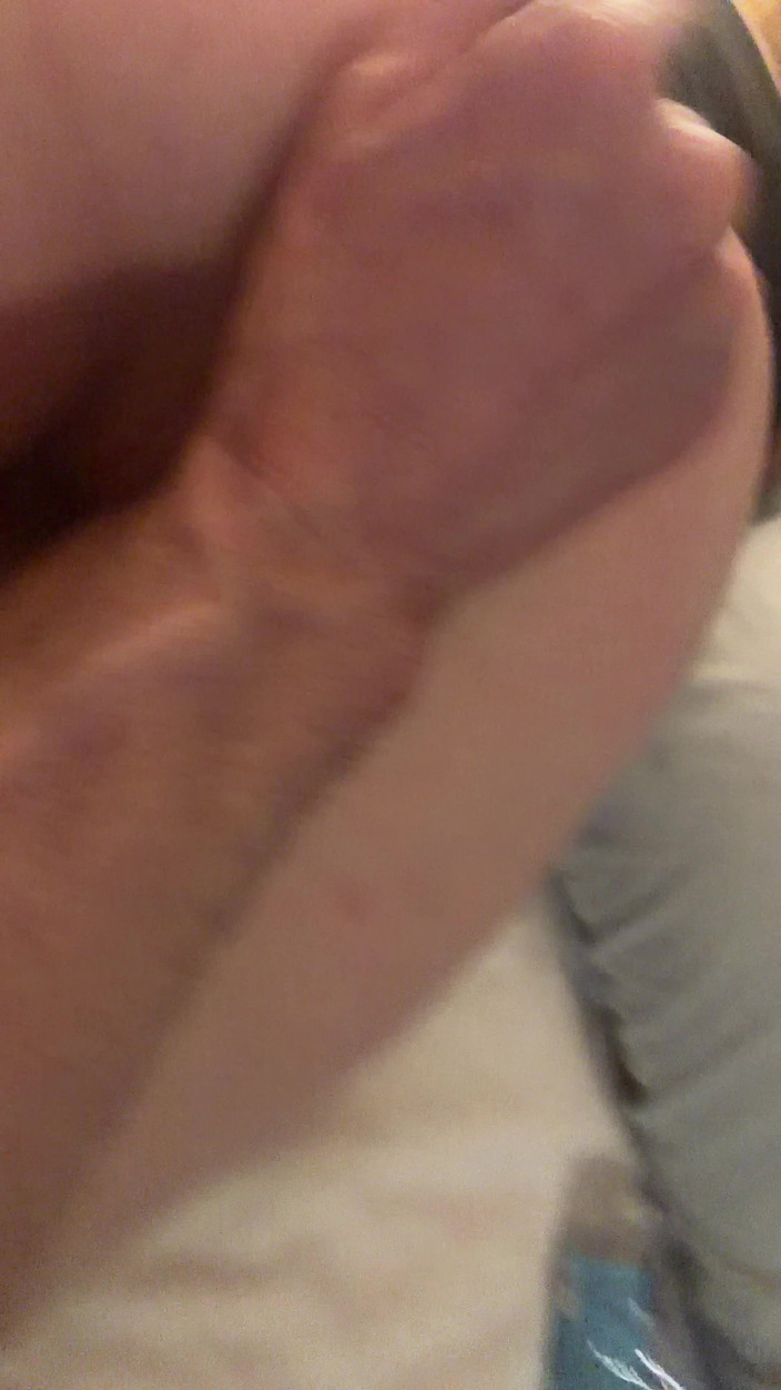 Alpha stud 4 u: Mírame usar una botella de loción, en su agujero sucio,...