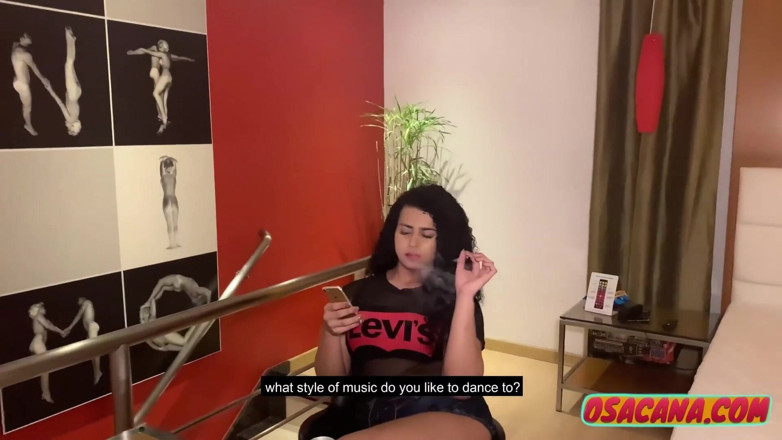 World Tranny: Já, ta obří brunetka a lízám jí zadek