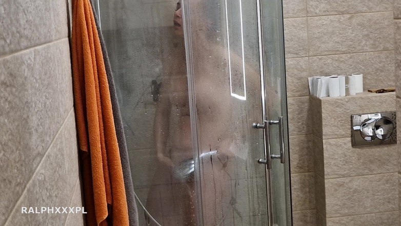 RalphXXXpl: Sleduji, jak moje macecha masturbuje při sprchování