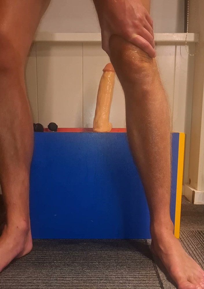 NoFace Twink X: Ateşli twink solo anal büyük dildo yolculuğu