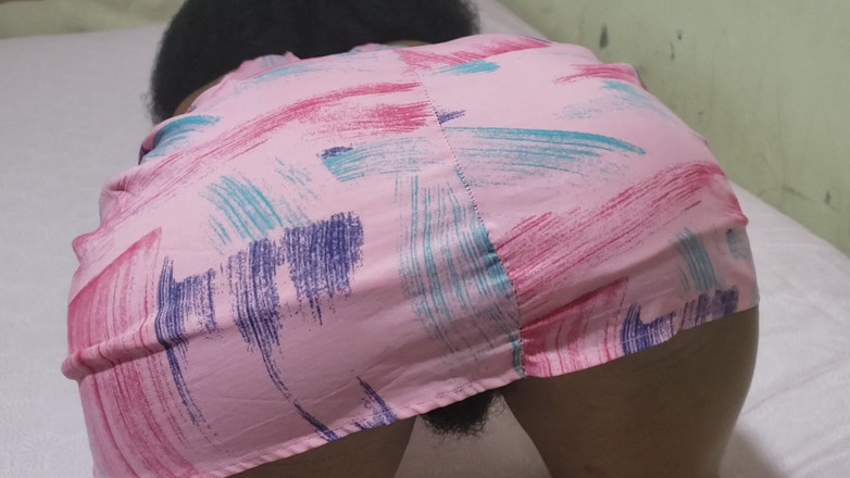 Lovemina: Pantat bahenol cewek pantat bahenol ini nampak aduhai banget